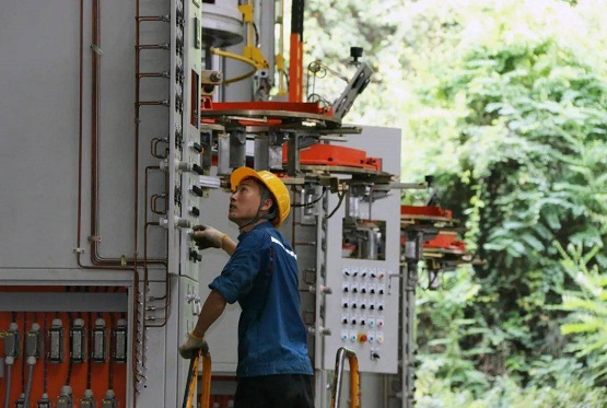 桂林橡機導柱式硫化機成市場“新寵” 桂林橡機導柱式硫化機成市場“新寵”