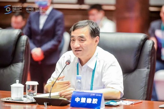 中策橡膠董事長(zhǎng)、總經(jīng)理沈金榮作為“直通烏鎮(zhèn)”全球互聯(lián)網(wǎng)大賽獲獎(jiǎng)企業(yè)代表受邀參加座談會(huì)