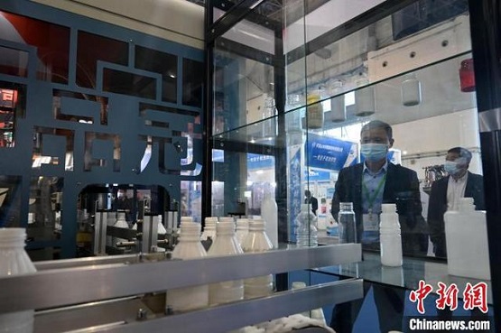 圖為第三屆中國·滄縣塑料中空制品展覽會現(xiàn)場。