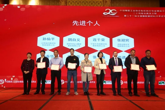 頒獎嘉賓鄧雅俐為先進(jìn)個人(第一組)頒發(fā)證書