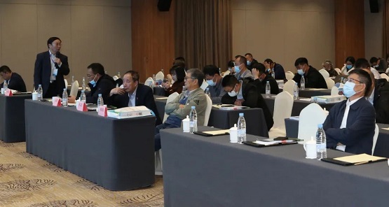 中國橡膠工業(yè)協(xié)會原會長/原化學(xué)工業(yè)部橡膠司副司長鞠洪振和北京橡膠工業(yè)研究設(shè)計(jì)院有限公司原副總工程師陳志宏 中國橡膠工業(yè)協(xié)會原會長/原化學(xué)工業(yè)部橡膠司副司長鞠洪振和北京橡膠工業(yè)研究設(shè)計(jì)院有限公司原副總工程師陳志宏