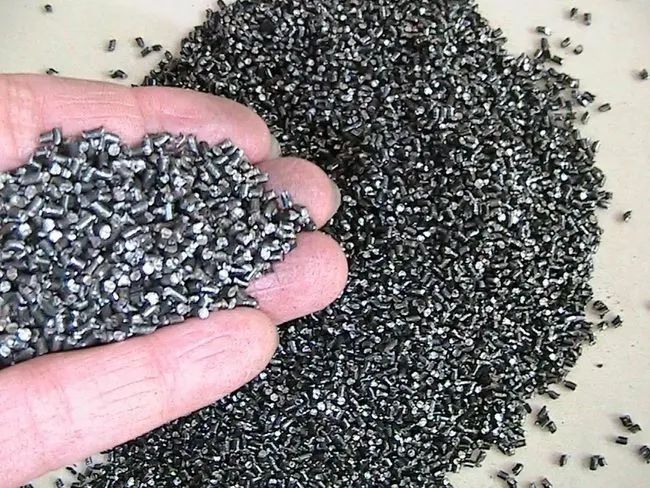 廢舊輪胎通過特殊處理，可以回收鋼絲、橡膠和炭黑