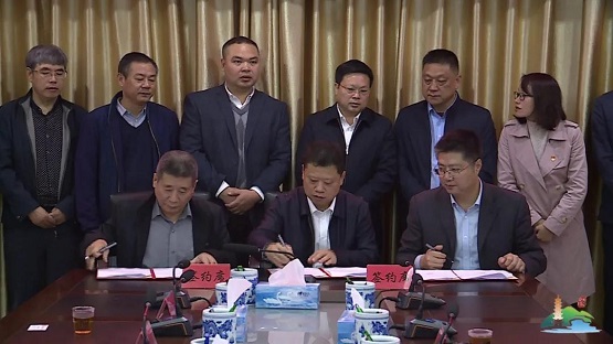 李群彪代表臨川區(qū)人民政府與撫州克林泰爾環(huán)?？萍加邢薰敬砗炇鹆送顿Y合作協(xié)議