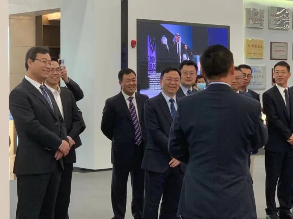 比亞迪董事長兼總裁王傳福攜玲瓏輪胎董事長、總裁王鋒等人參觀交流