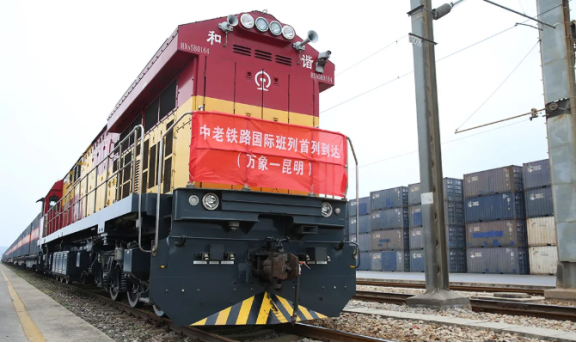 中老鐵路首運(yùn)專列抵昆，首票天然橡膠物資交接！
