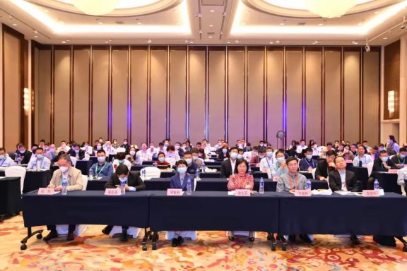 中國橡膠工業(yè)協(xié)會十屆二次常務(wù)理事擴(kuò)大會議暨第二十二屆全國橡膠工業(yè)信息發(fā)布會在海口盛大召開
