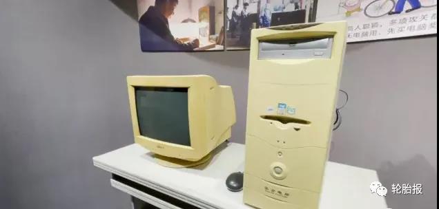 “半年的時(shí)間，成功設(shè)計(jì)出第一臺(tái)輪胎模具電火花機(jī)床，并順利交付。”王欽峰回憶說。