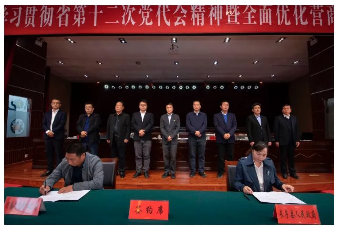 長(zhǎng)子縣與各投資方現(xiàn)場(chǎng)集中簽約10個(gè)項(xiàng)目，其中包括年產(chǎn)120萬套全鋼卡車、1200萬套半鋼轎車子午線輪胎項(xiàng)目。