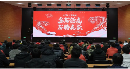 葛國榮為年度優(yōu)秀員工頒獎，勉勵中策全體員工同心聚力、砥礪奮進，在新的一程創(chuàng)造更優(yōu)異的成績。