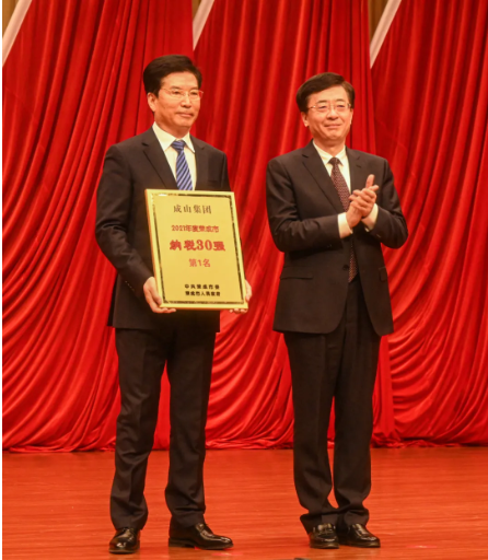　集團(tuán)董事長車宏志代表企業(yè)上臺領(lǐng)獎，并作為重點企業(yè)代表發(fā)言。
