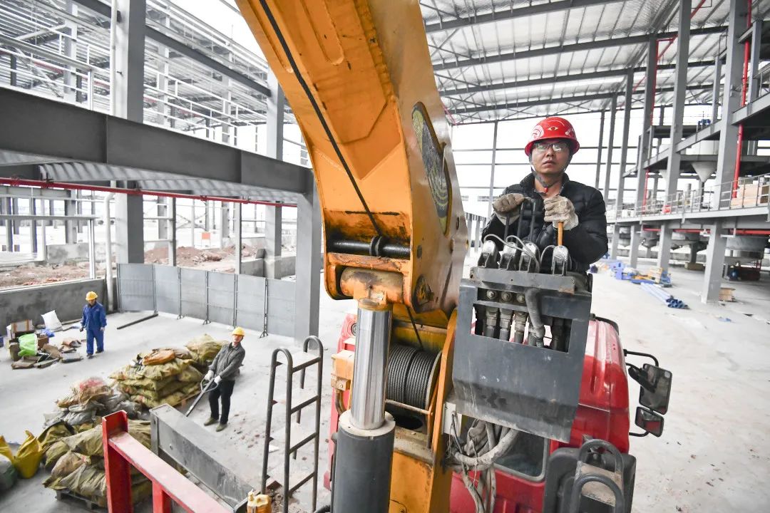 基地項(xiàng)目建設(shè)現(xiàn)場，工人正在操控吊機(jī)