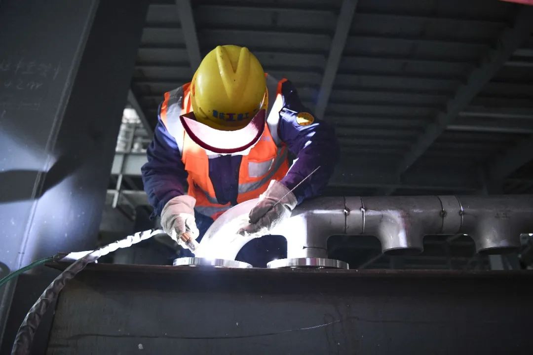 基地項(xiàng)目建設(shè)現(xiàn)場，工人正在焊接材料