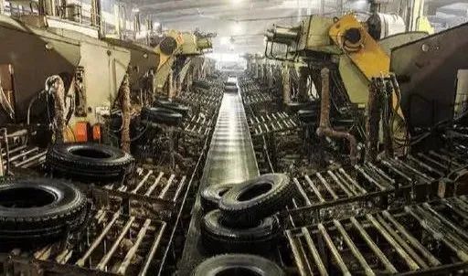 并對新建煤電、煉化、鋼鐵、焦化、水泥(含熟料和粉磨站)及輪胎項目，實施提級審批，由省級核準或備案