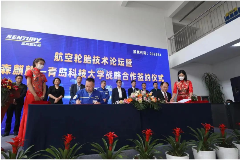 “國產(chǎn)大飛機航空胎用天然膠國產(chǎn)化替代技術(shù)”和“應(yīng)對‘雙碳’重大需求-輪胎用全生命周期綠色可循環(huán)材料技術(shù)”等兩個項目的技術(shù)合作開發(fā)協(xié)議同時簽署。