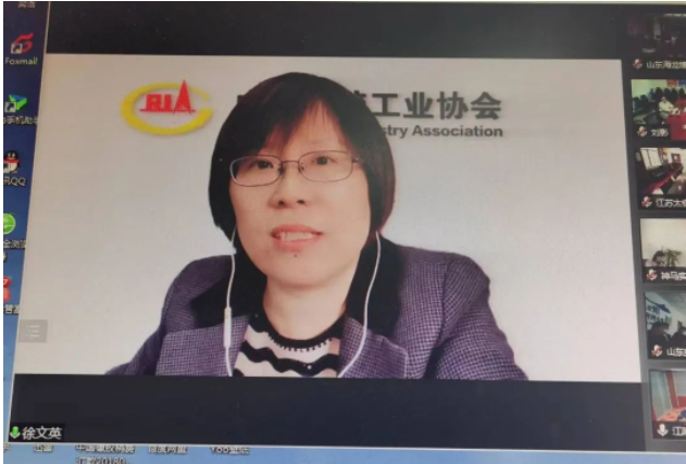 中國(guó)橡膠工業(yè)協(xié)會(huì)會(huì)長(zhǎng)徐文英簡(jiǎn)要介紹了輪胎行業(yè)運(yùn)行情況，以及中橡協(xié)呈報(bào)國(guó)家部委的行業(yè)訴求和建議的初步反饋情況。