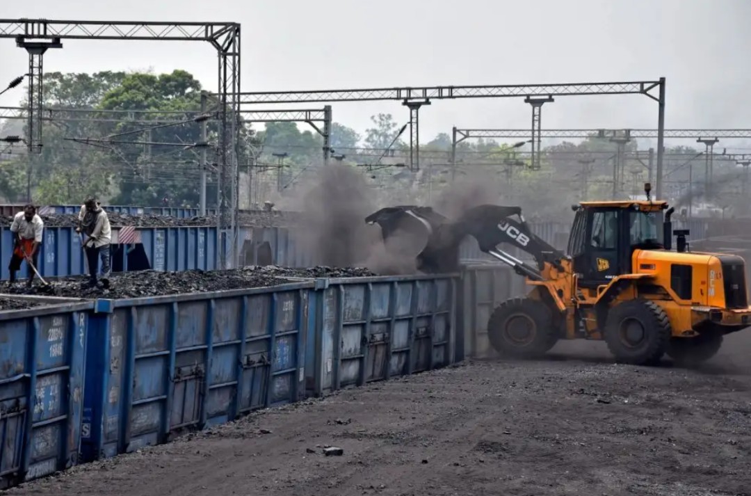 印度電力危機(jī) 數(shù)百客運(yùn)列車停運(yùn)為煤炭讓路