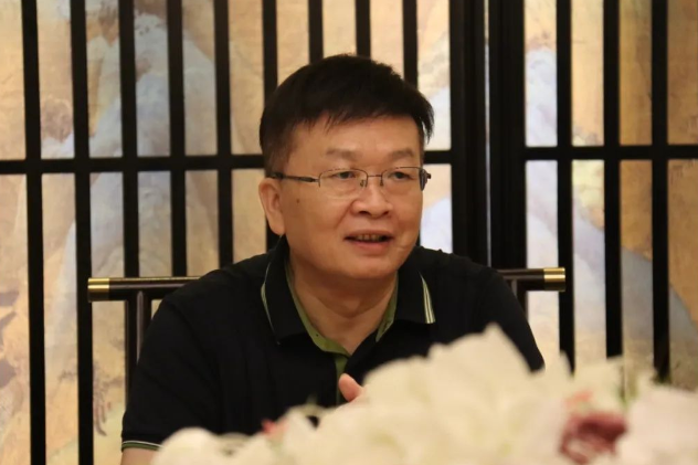 廣西飼料工業(yè)協(xié)會常務(wù)副會長閉強主持