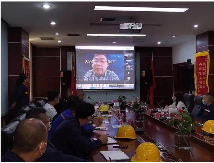 李鑫鋼教授就《煤焦油深加工分離過程強(qiáng)化與節(jié)能技術(shù)》進(jìn)行了深入講解，具有較強(qiáng)的可操作性。與會企業(yè)負(fù)責(zé)人以視頻連線形式與李鑫鋼教授進(jìn)行對接交流。