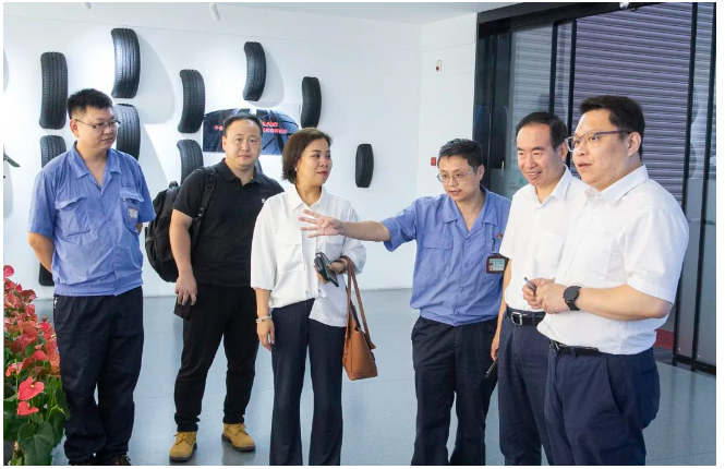 中策橡膠儲運部經理袁俊等陪同中國物流與采購聯合會領導參觀了中策展廳以及中策未來工廠