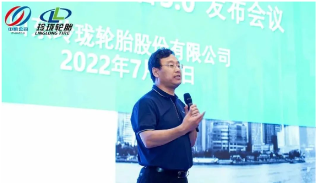 王鋒現(xiàn)場分享了玲瓏輪胎的發(fā)展成果，同與會代表共商“廠商店”融合發(fā)展新舉措、新方式?！吨袊鹉z》雜志了解到，玲瓏輪胎與中凱的合作由來已久。