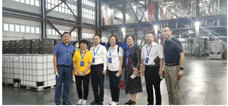 與會(huì)嘉賓代表一同來到濮陽工業(yè)園區(qū)，走進(jìn)了展辰公司新建在濮陽化工區(qū)的4.0智能化生產(chǎn)基地進(jìn)行了參觀學(xué)習(xí)。