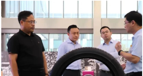 山東省工商聯(lián)黨組成員、副主席高洪巖一行到訪華勤橡膠工業(yè)集團(tuán)參觀調(diào)研