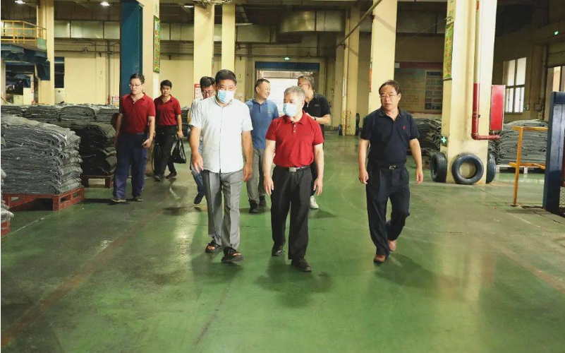 陜西延長(zhǎng)石油集團(tuán)橡膠有限公司副總經(jīng)理王耀譽(yù)一行到豐源輪胎公司參觀交流 陜西延長(zhǎng)石油集團(tuán)橡膠有限公司副總經(jīng)理王耀譽(yù)一行到豐源輪胎公司參觀交流