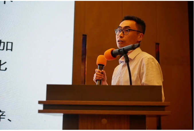 　科邁化工股份有限公司高級經(jīng)理張建瑞，介紹了一種新型綠色環(huán)保型超鋅活性劑。