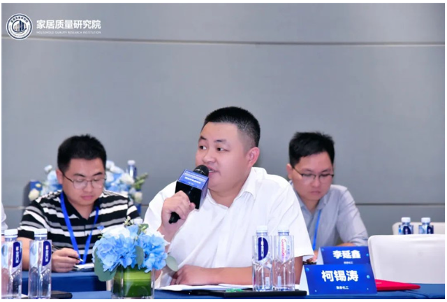 密封膠作為門(mén)窗輔材之一，主要用于窗框與玻璃的接縫密封、門(mén)窗框與內(nèi)外墻體的接縫密封，對(duì)于門(mén)窗的水密性、氣密性、保溫隔音性能等方面起到關(guān)鍵作用