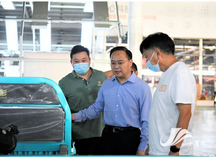 　在江蘇金彭車(chē)業(yè)有限公司生產(chǎn)車(chē)間，工人們緊張忙碌，多條生產(chǎn)線加速運(yùn)轉(zhuǎn)，一派忙碌的生產(chǎn)景象。