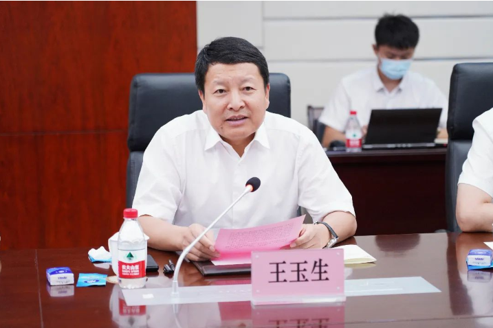 　王玉生對尹自波一行表示熱烈歡迎。他表示，中鐵建工集團與北新建材已有多年的合作基礎，合作業(yè)務非常廣泛，尤其在石膏板業(yè)務方面有深度合作，未來科學城的工程建設也為雙方奠定了更好的合作基礎，目前雙方也在繼續(xù)推進防水材料、涂料等新業(yè)務方面的合作。希望通過這次戰(zhàn)略協(xié)議的簽訂，雙方能在現(xiàn)有基礎上進行更加深入的合作，共創(chuàng)佳績，不斷取得新的成果，一起服務國家戰(zhàn)略，助力社會經(jīng)濟發(fā)展。