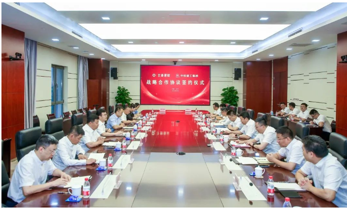 北新建材副總經(jīng)理楊正波，總經(jīng)理助理、北新防水總經(jīng)理丁尚華，龍牌集團總經(jīng)理邱洪，北新涂料總經(jīng)理陳燕，北新建材戰(zhàn)略營銷部總經(jīng)理毛欣飛;中鐵建工集團副總經(jīng)理黃振庭，中鐵裝配黨委書記、總經(jīng)理安振山，中鐵建工集團戰(zhàn)略規(guī)劃部部長蘇衛(wèi)東，經(jīng)營開發(fā)部部長于文濤，中鐵建工集團一公司總經(jīng)理曾科斌，中鐵裝配總工程師湯榮偉，中鐵建工集團物資設備部副部長陳子瀟參加簽約儀式和座談。