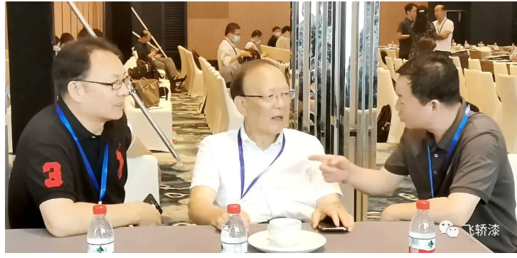 　圍繞參與浙江新材料科創(chuàng)高地建設和打造飛轎漆高端技術品牌，寧波涂協(xié)副會長單位浙江尚品飛轎制漆有限公司創(chuàng)始人薛瑞宣向薛群基匯報了飛轎漆最新科研應用成果“石墨烯金鋼水漆”，不僅實現(xiàn)“鋼”上零碳，還為鋼鐵穿上了“金鋼衣”，并邀請薛群基院士下步到訪飛轎公司進行現(xiàn)場參觀指導。