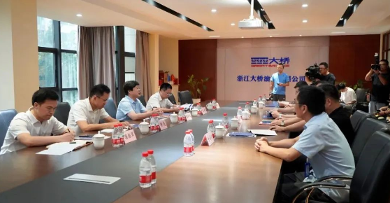 湖州市市委常委、組織部部長徐仲儀一行蒞臨大橋油漆調研工作