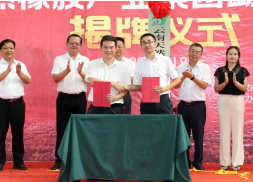 張光鑫與勐臘縣副縣長張紹波簽訂了《橡膠產(chǎn)業(yè)發(fā)展合作框架協(xié)議》。