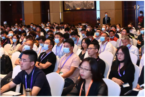 行業(yè)現(xiàn)階段的熱點(diǎn)，一是輪胎制造水平正在提高;二是乘用車銷量持續(xù)回升，自有品牌市場(chǎng)占比達(dá)到47.2%，新能源汽車銷量增長(zhǎng)1.2倍;三是以智能制造為引領(lǐng)，更多新技術(shù)將會(huì)應(yīng)用于輪胎生產(chǎn)領(lǐng)域;四是以石油和煤炭為代表的化石有機(jī)物為原料的輪胎用原材料將持續(xù)價(jià)高量少;五是新能源汽車大幅增加帶來新機(jī)遇;六是中國(guó)輪胎總產(chǎn)能過剩將加劇，淘汰落后產(chǎn)能勢(shì)在必行。PART7上半年橡膠行業(yè)經(jīng)濟(jì)運(yùn)行情況