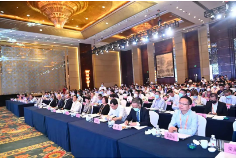 　徐文英表示，過去一年，俄烏沖突，疫情管控、歐元貶值……等太多突變，行業(yè)工業(yè)總產(chǎn)值、總盈利出現(xiàn)了全面下滑，很多企業(yè)家感嘆到了行業(yè)的至暗時(shí)刻，協(xié)會(huì)也在天然膠核銷問題、能耗標(biāo)準(zhǔn)修訂、國(guó)際貿(mào)易摩擦、行業(yè)團(tuán)體標(biāo)準(zhǔn)制定等方面積極行動(dòng)，并加強(qiáng)與政府的溝通，來解決行業(yè)遇到的難題和困境。