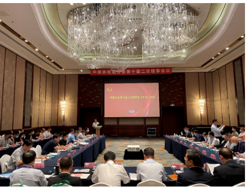  沈金榮在報告中指出，輪胎行業(yè)要穩(wěn)中求進調(diào)結(jié)構(gòu)，去除低端過剩產(chǎn)能，提高經(jīng)濟運行質(zhì)量，提高供給質(zhì)量;鼓勵優(yōu)秀有實力的企業(yè)進行戰(zhàn)略布局;建設(shè)世界一流企業(yè)，重視人才培養(yǎng)和合作;以綠色低碳為抓手，重在節(jié)能降耗，實現(xiàn)行業(yè)整體升級;大力推進智能技術(shù)等創(chuàng)新驅(qū)動;優(yōu)化市場環(huán)境，倡導(dǎo)公平競爭與行業(yè)自律，實施品牌建設(shè)，實現(xiàn)健康發(fā)展。