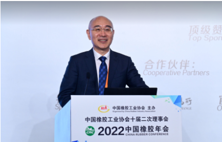 陳克正代表青島科技大學(xué)對(duì)本次會(huì)議的召開表示祝賀。他介紹稱，青島科技大學(xué)72年的發(fā)展歷史，是一部圍繞橡膠、研究橡膠、發(fā)展橡膠，與中國(guó)橡膠工業(yè)相互成就的歷史。學(xué)校形成了厚植橡膠基礎(chǔ)、突出橡膠核心、集聚橡膠媒介的三大辦學(xué)特色。