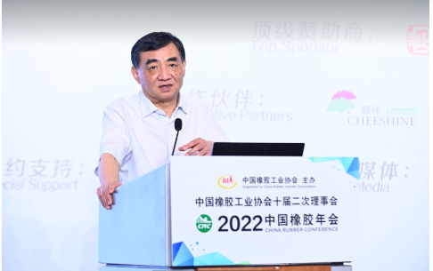 中國(guó)橡膠工業(yè)協(xié)會(huì)高級(jí)副會(huì)長(zhǎng)、中策橡膠集團(tuán)股份有限公司董事長(zhǎng)沈金榮，深度分析了2022年中國(guó)橡膠行業(yè)形勢(shì)，并就行業(yè)面臨的難點(diǎn)、熱點(diǎn)問(wèn)題向與會(huì)者分享自己的觀點(diǎn)。