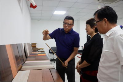 孫蓮英會(huì)長(zhǎng)一行還參觀了水性工業(yè)漆的研發(fā)和應(yīng)用測(cè)試等實(shí)驗(yàn)室，在展示區(qū)，了解軌道交通涂料色漿、工程機(jī)械涂料色漿、集裝箱涂料色漿等水性工業(yè)涂料色漿的應(yīng)用場(chǎng)景。