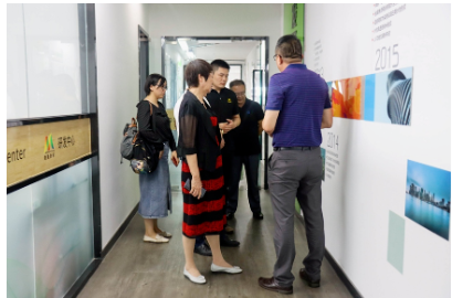 在參觀結(jié)束后，孫蓮英會(huì)長(zhǎng)對(duì)納美新材在研發(fā)團(tuán)隊(duì)、研發(fā)設(shè)備、以及新項(xiàng)目研發(fā)的持續(xù)投入表示贊賞，對(duì)公司在逆勢(shì)堅(jiān)持創(chuàng)新發(fā)展表示了充分的肯定。