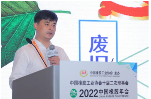 南京綠金人橡塑高科有限公司總經(jīng)理史金煒作了《廢輪胎綠色資源化再利用技術(shù)研發(fā)及其產(chǎn)業(yè)化》的報(bào)告。