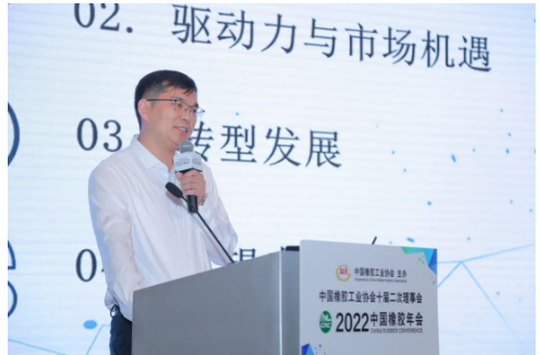 作為一家以傳統(tǒng)智能裝備制造起家的上市公司，萬(wàn)向新元科技股份有限公司積極響應(yīng)并踐行綠色制造理念，融合5G工業(yè)互聯(lián)網(wǎng)解決方案，已打造廢舊輪胎循環(huán)利用解決方案、光伏硅材料提純等行業(yè)循環(huán)經(jīng)濟(jì)應(yīng)用的成功案例。新元科技副總經(jīng)理張輝帶來(lái)了《實(shí)現(xiàn)綠色低碳發(fā)展，踐行企業(yè)責(zé)任擔(dān)當(dāng)》的報(bào)告。