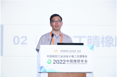    青島科技大學(xué)高分子學(xué)院教授、山東省烯烴催化與聚合重點(diǎn)實(shí)驗(yàn)室副主任王輝，分享了高性能特種橡膠“氫化丁腈橡膠”的關(guān)鍵核心技術(shù)突破與產(chǎn)業(yè)化應(yīng)用相關(guān)內(nèi)容。