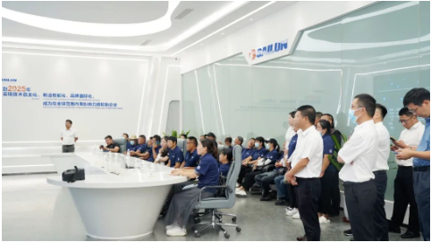 卡客車輪胎智能制造示范線是國內卡客車輪胎最先進的生產示范線，車間配備最先進的卡客車輪胎智能成型機、全自動胎胚立體庫、智能物流線、無人硫化機，能夠有效降低生產成本、提高生產效率。