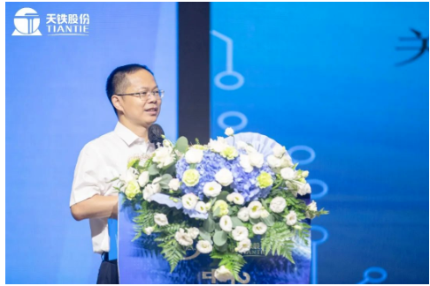 中橡協(xié)副會(huì)長(zhǎng)兼秘書(shū)長(zhǎng)雷昌純蒞臨大會(huì)，并講話。