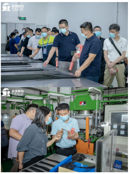 他們?cè)诠ぷ魅藛T的帶領(lǐng)和講解下，參觀了天鐵股份體驗(yàn)中心、智能制造示范車(chē)間及試驗(yàn)平臺(tái)，對(duì)打造智能制造車(chē)間，探索以互聯(lián)網(wǎng)工廠升級(jí)傳統(tǒng)制造的路徑，有了更全面的認(rèn)識(shí)。