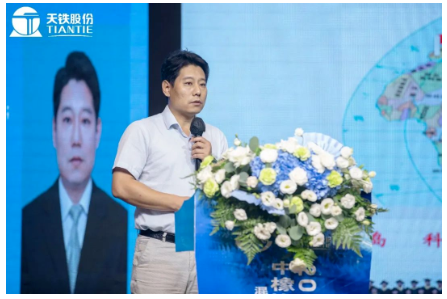 青島科技大學(xué)橡塑材料與工程重點(diǎn)實(shí)驗(yàn)室副主任劉偉博士，作了《橡塑材料改性技術(shù)及應(yīng)用》的報(bào)告;