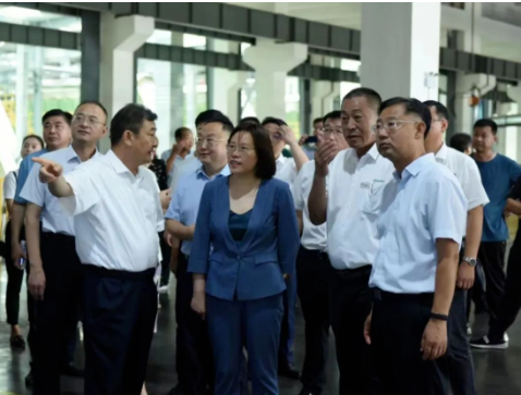 　圖為領(lǐng)導(dǎo)、嘉賓在工廠車間進(jìn)行參觀